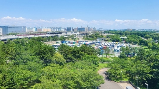 【は！？】東京都「葛西臨海公園の樹木を1400本切り倒し太陽光パネルを並べる」８９％の反対パブコメ無視、建築家の樹木を保護する代替案 無視、反対した委員２人は辞任においこまれる